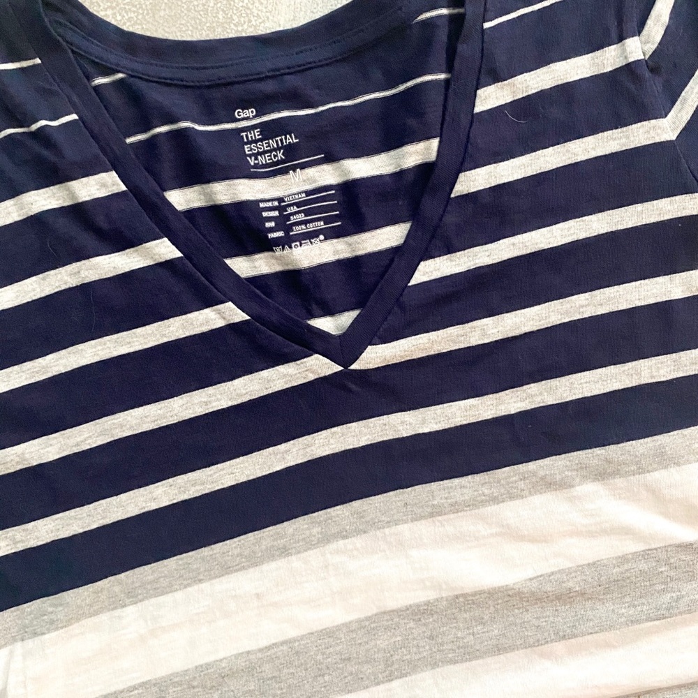 GAP V Neck Tee